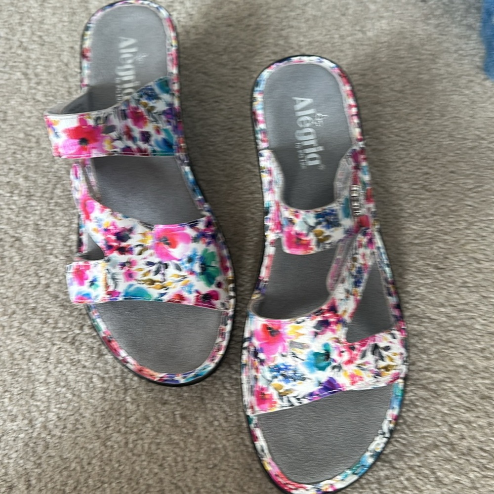 BNWOT Alegria Floral wedge sandals